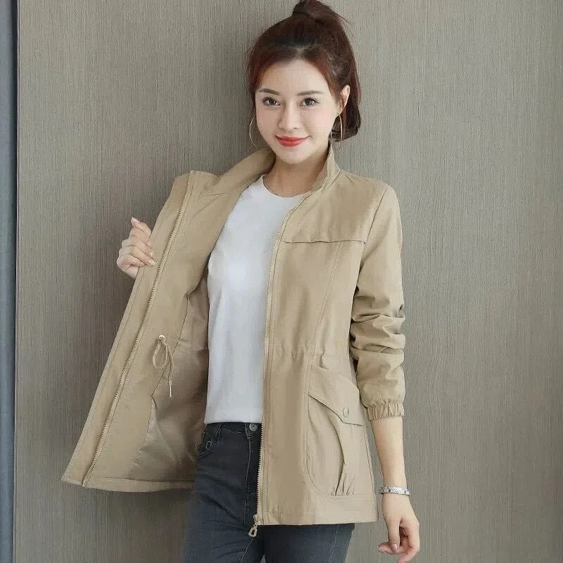 "Dames trenchcoat met verstelbare taille, voorzakken en opstaande kraag, elegante jas in lichte stof, ideaal voor lente."