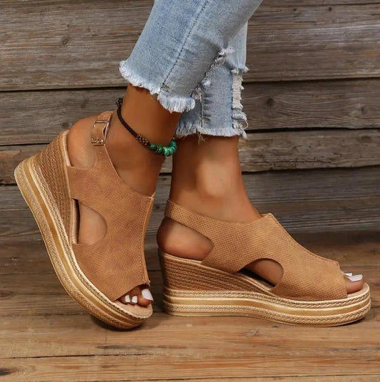 "Dames wedge sandalen met peep-toe, enkelband en openingen, verkrijgbaar in meerdere kleuren zomer 2025."