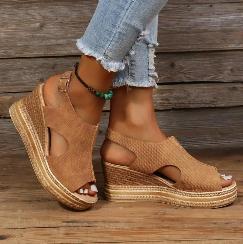 "Dames wedge sandalen met peep-toe, enkelband en openingen, verkrijgbaar in meerdere kleuren zomer 2025."