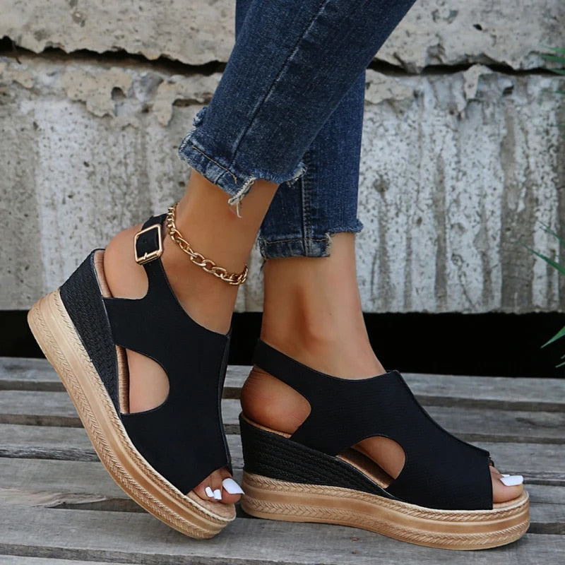 "Dames wedge sandalen met peep-toe, enkelband en openingen, verkrijgbaar in meerdere kleuren zomer 2025."