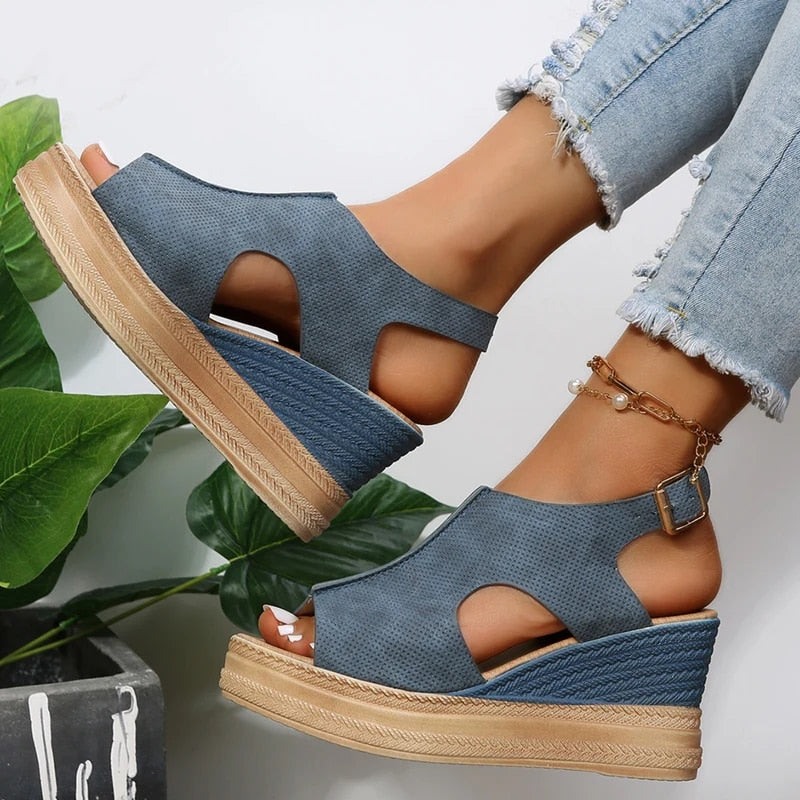 "Dames wedge sandalen met peep-toe, enkelband en openingen, verkrijgbaar in meerdere kleuren zomer 2025."