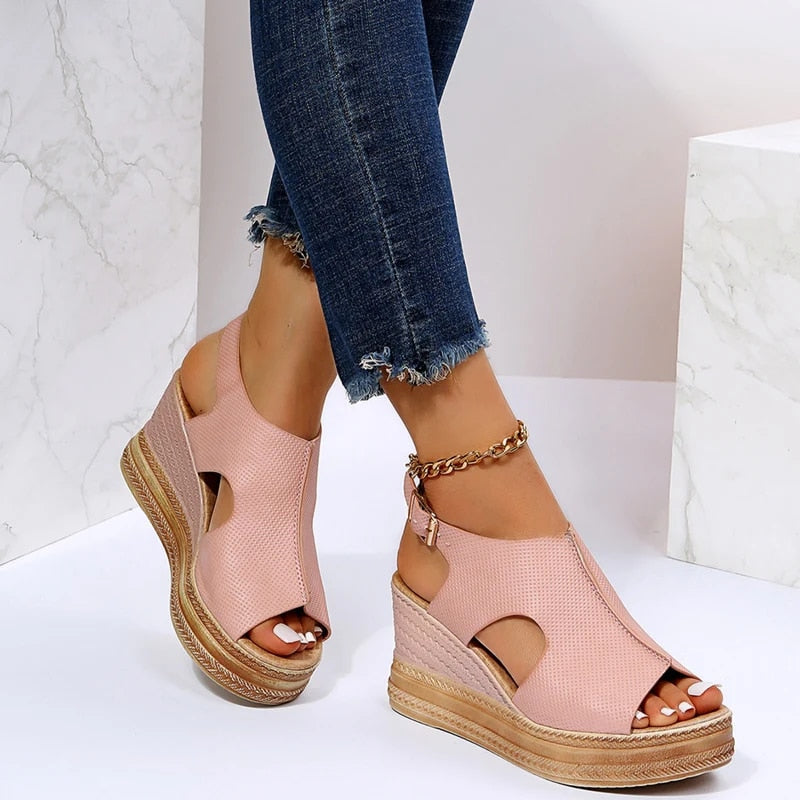"Dames wedge sandalen met peep-toe, enkelband en openingen, verkrijgbaar in meerdere kleuren zomer 2025."