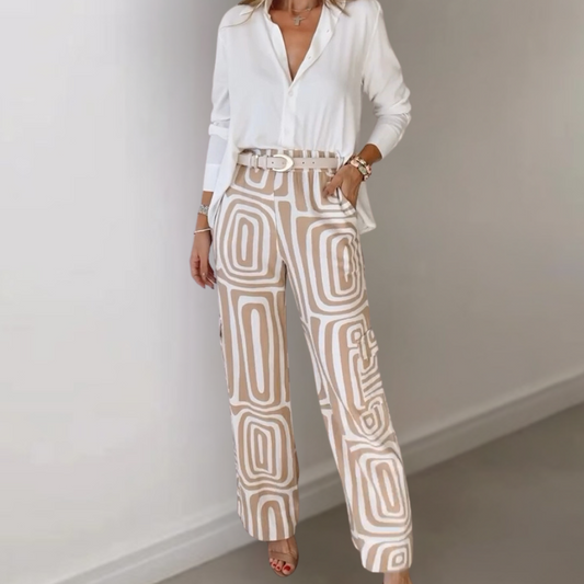 "Damesoutfit met witte blouse en beige printbroek, stijlvolle en trendy mode, elegante casual look voor elke gelegenheid."
