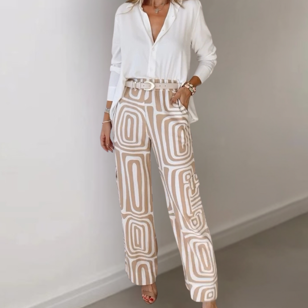 "Damesoutfit met witte blouse en beige printbroek, stijlvolle en trendy mode, elegante casual look voor elke gelegenheid."