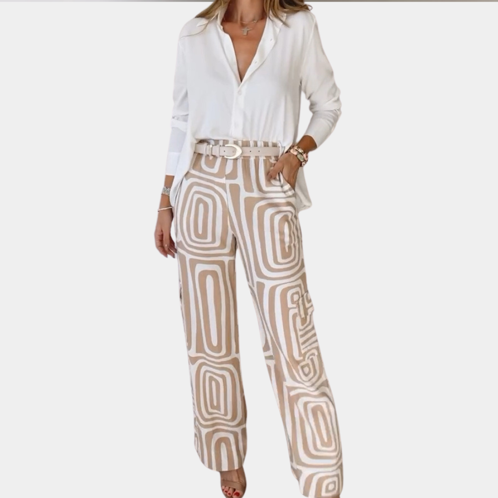 "Damesoutfit met witte blouse en beige printbroek, stijlvolle en trendy mode, elegante casual look voor elke gelegenheid."