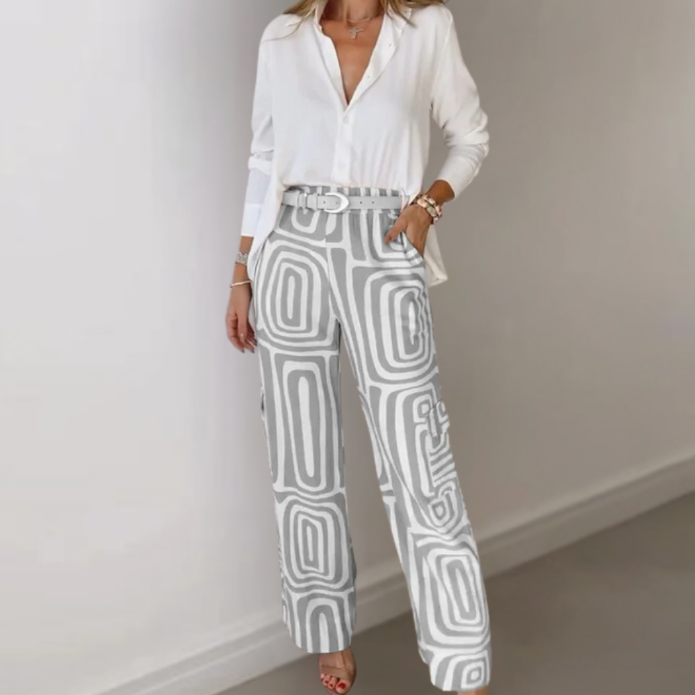 "Damesoutfit met witte blouse en beige printbroek, stijlvolle en trendy mode, elegante casual look voor elke gelegenheid."