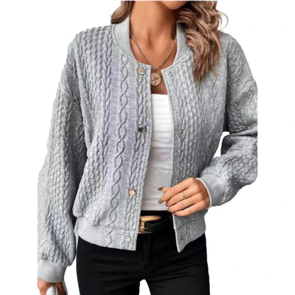 "Damesvest Elin met knoopjes, zacht en luxueus, in grijs; elegant design ideaal voor elke stijlvolle gelegenheid."