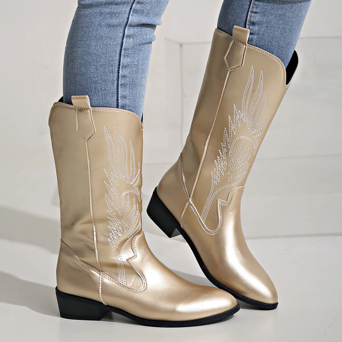 "Demy cowboylaarzen dames met geborduurd design, duurzaam vegan leer, western stijl, slipbestendige zool en comfort"