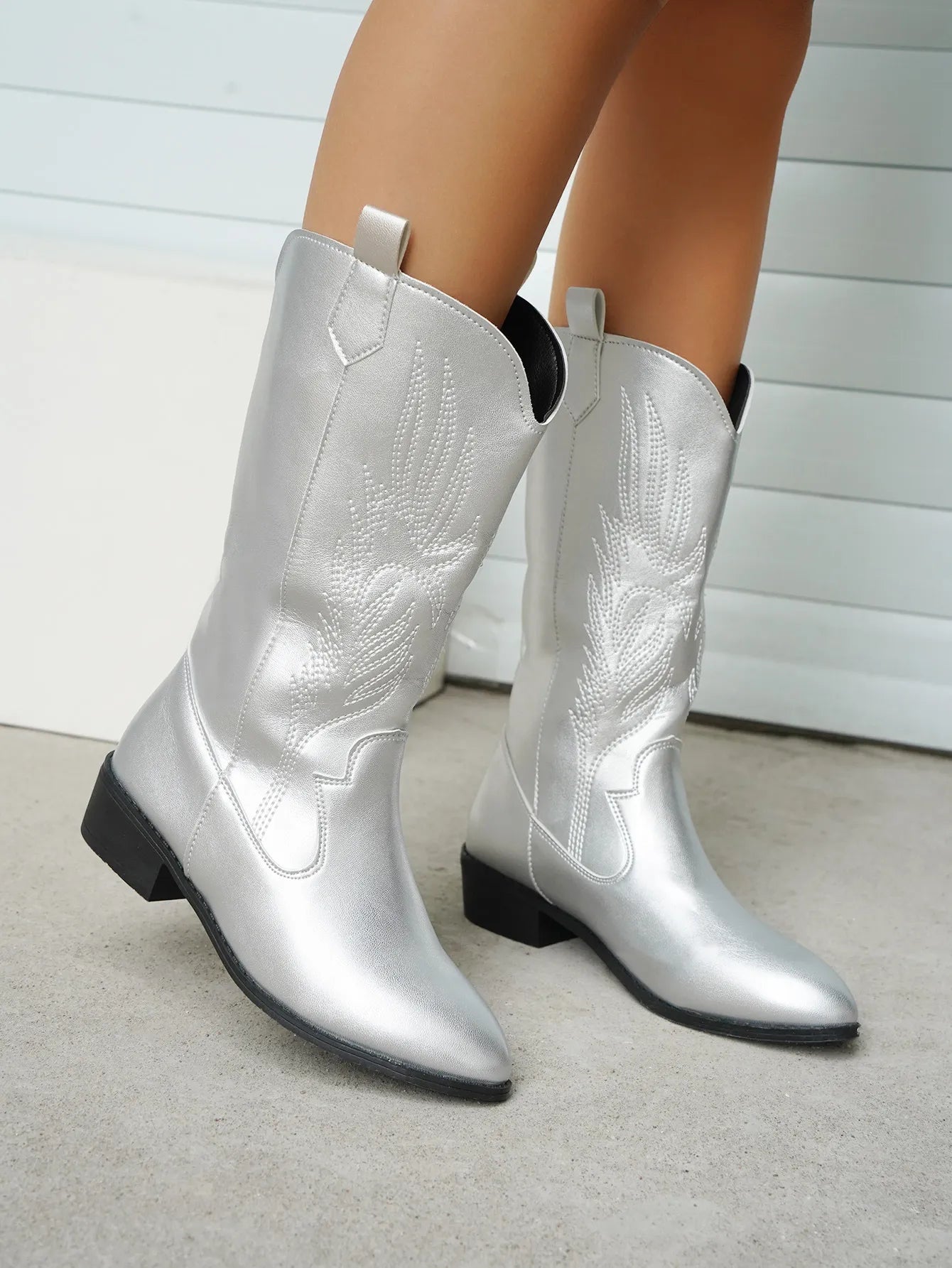 "Demy cowboylaarzen dames met geborduurd design, duurzaam vegan leer, western stijl, slipbestendige zool en comfort"
