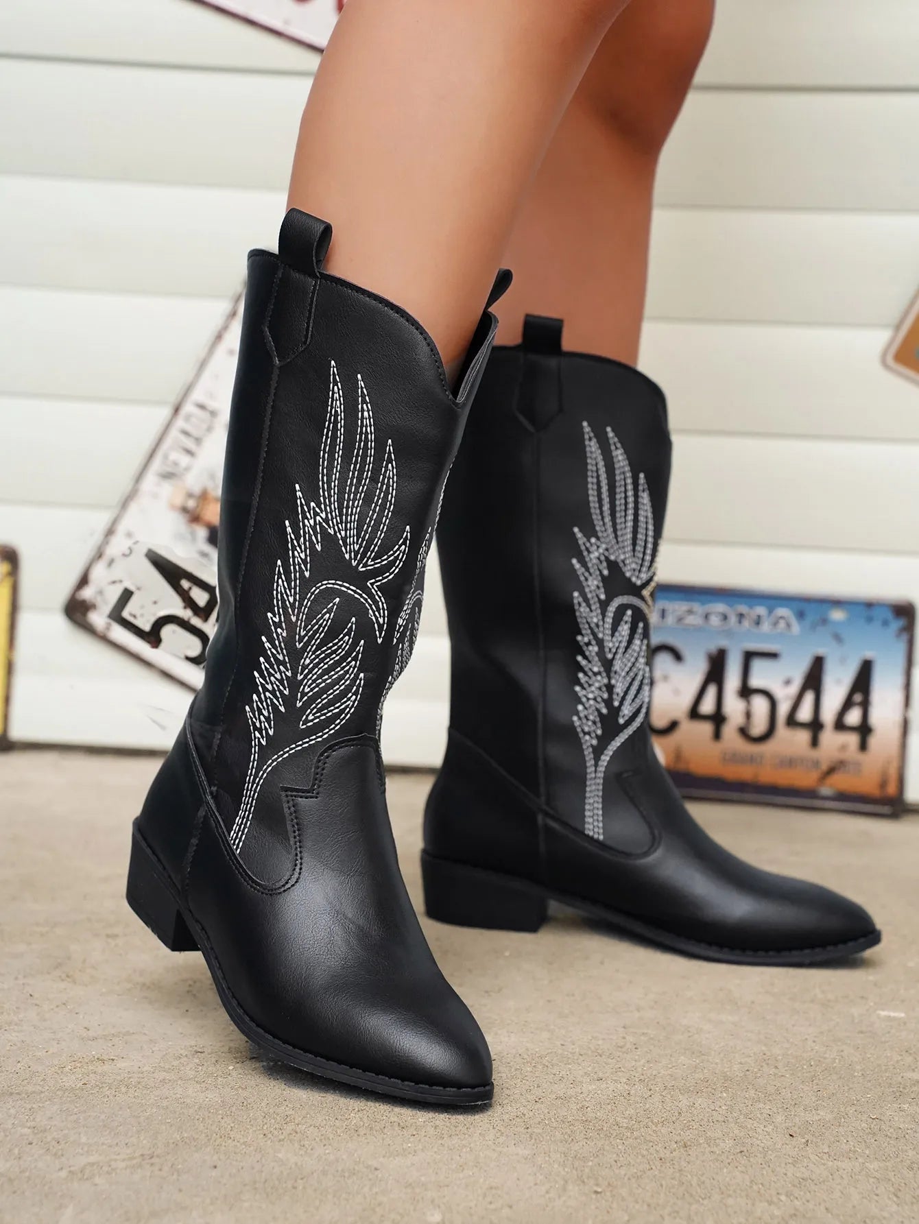 "Demy cowboylaarzen dames met geborduurd design, duurzaam vegan leer, western stijl, slipbestendige zool en comfort"