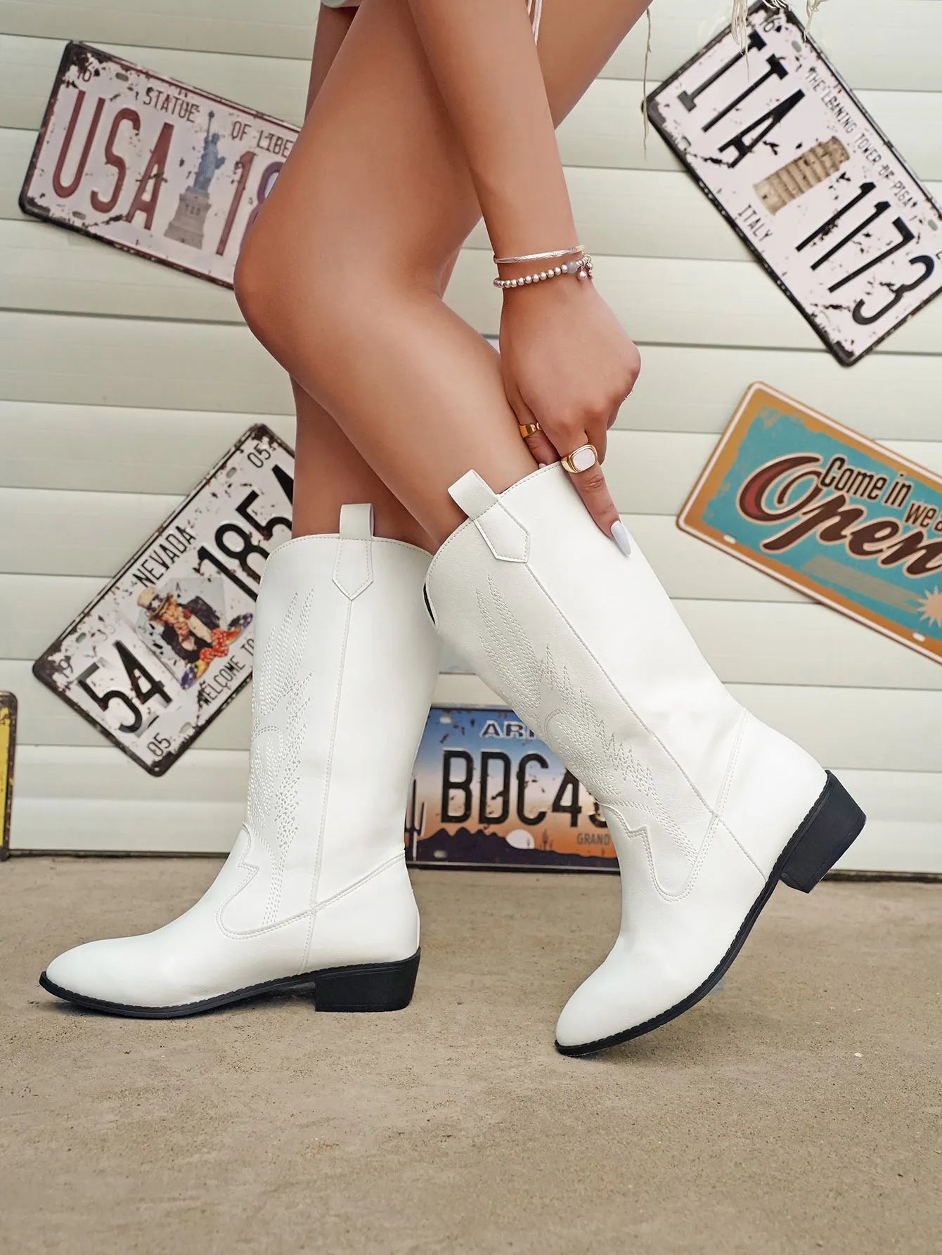 "Demy cowboylaarzen dames met geborduurd design, duurzaam vegan leer, western stijl, slipbestendige zool en comfort"