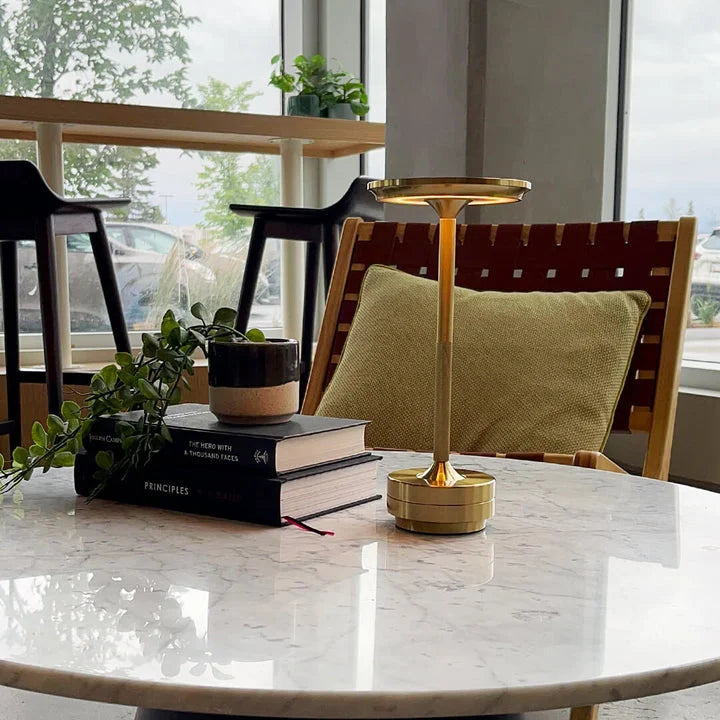 "Draagbare LED tafellamp met dimbare functies, modern design, draadloos, oplaadbaar via USB, ideaal voor elke interieurstijl.