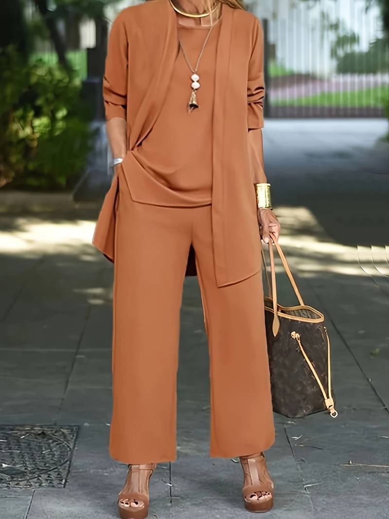 "Driedelige dames broekpak set in blauw, met elegant vest, topje en lange broek, perfect voor stijl en comfort."