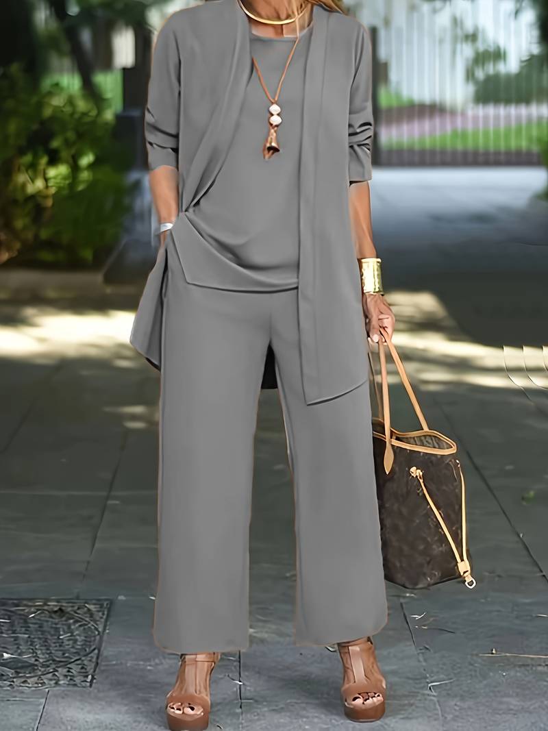 "Driedelige dames broekpak set in blauw, met elegant vest, topje en lange broek, perfect voor stijl en comfort."