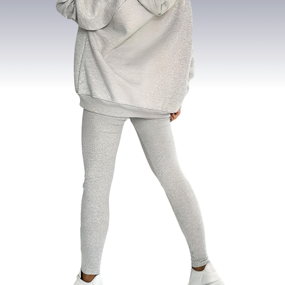 "Driedelige sportset dames met elegante top, sportbeha en legging; ademende en elastische stoffen voor comfort en stijl."