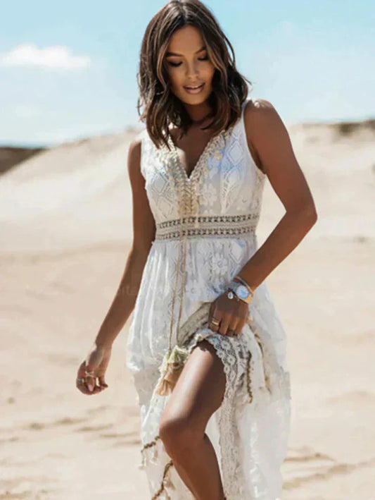 "Dromerige boho kantjurk met V-hals, verfijnd kantpatroon en luchtige pasvorm voor een elegante, romantische uitstraling."