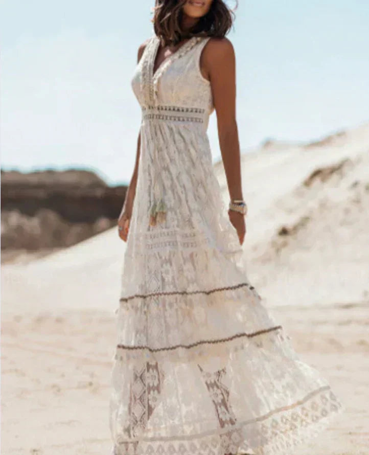 "Dromerige boho kantjurk met V-hals, verfijnd kantpatroon en luchtige pasvorm voor een elegante, romantische uitstraling."