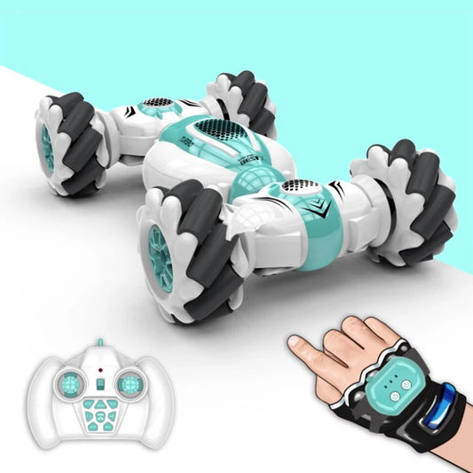 "Dubbelzijdige RC stuntauto in actie, robuust ontwerp, groen met zwarte accenten, geschikt voor kinderen, op ruw terrein."