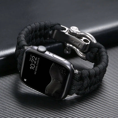 "Duurzaam nylon Okimo bandje voor Apple Watch met robuust paracord design en zware roestvrijstalen sluiting."