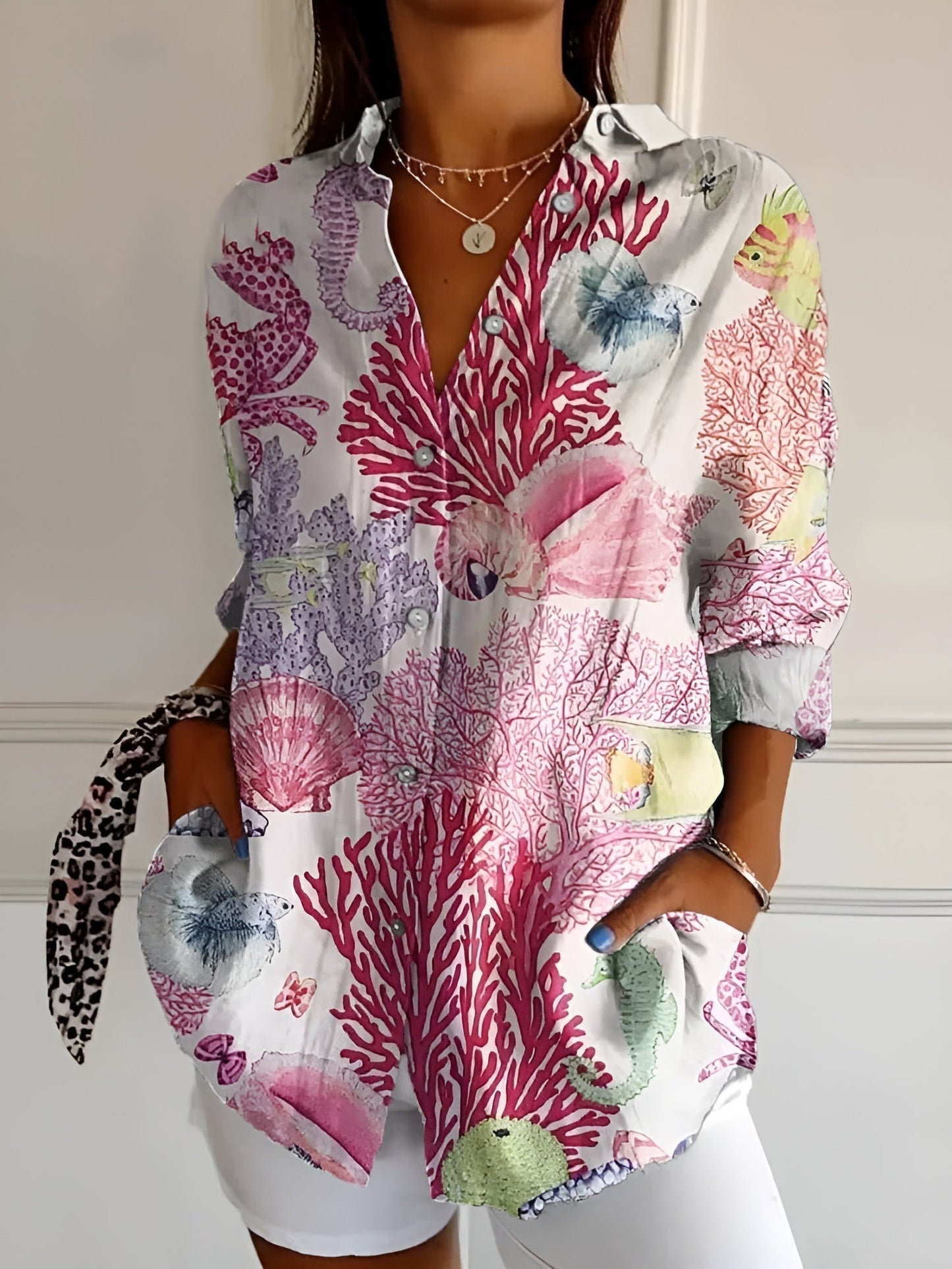 Elegant dames button-up hemd in ademend katoen, lichtblauw met bloemmotief. Geschikt voor zakelijke en casual gelegenheden.