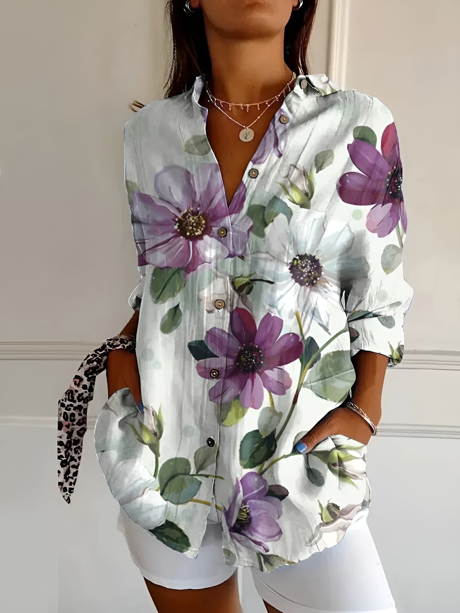 Elegant dames button-up hemd in ademend katoen, lichtblauw met bloemmotief. Geschikt voor zakelijke en casual gelegenheden.