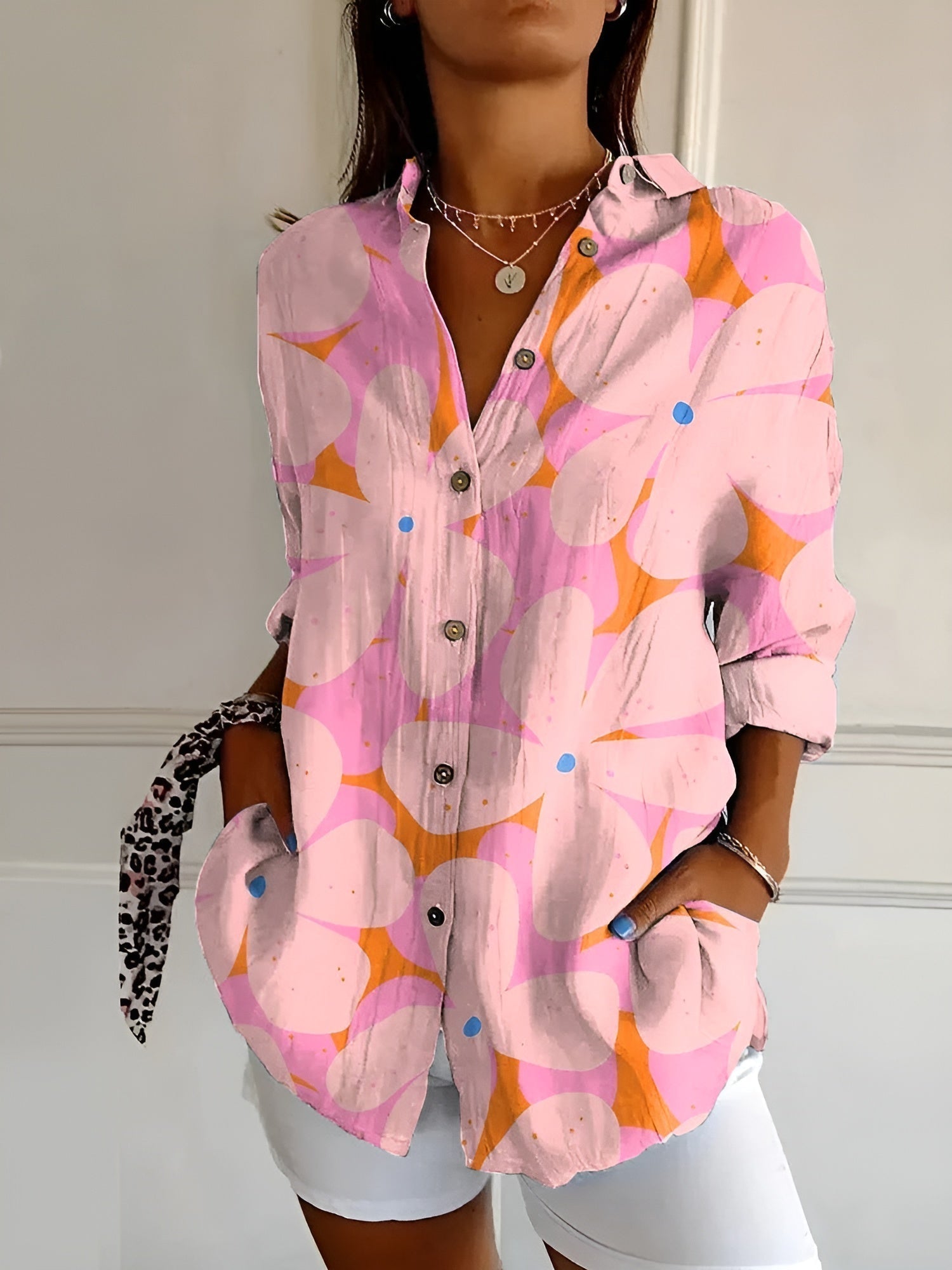 Elegant dames button-up hemd in ademend katoen, lichtblauw met bloemmotief. Geschikt voor zakelijke en casual gelegenheden.