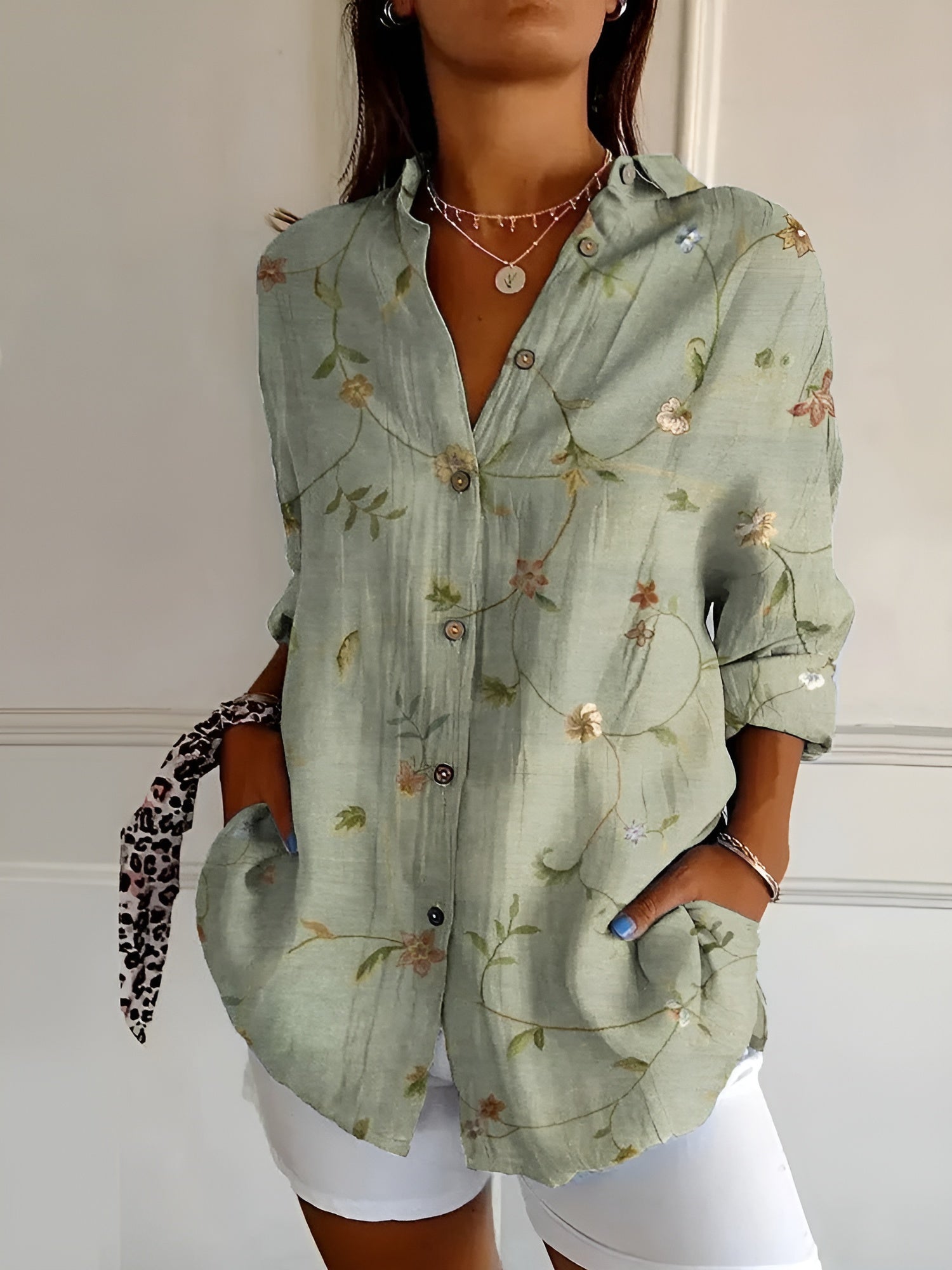 Elegant dames button-up hemd in ademend katoen, lichtblauw met bloemmotief. Geschikt voor zakelijke en casual gelegenheden.