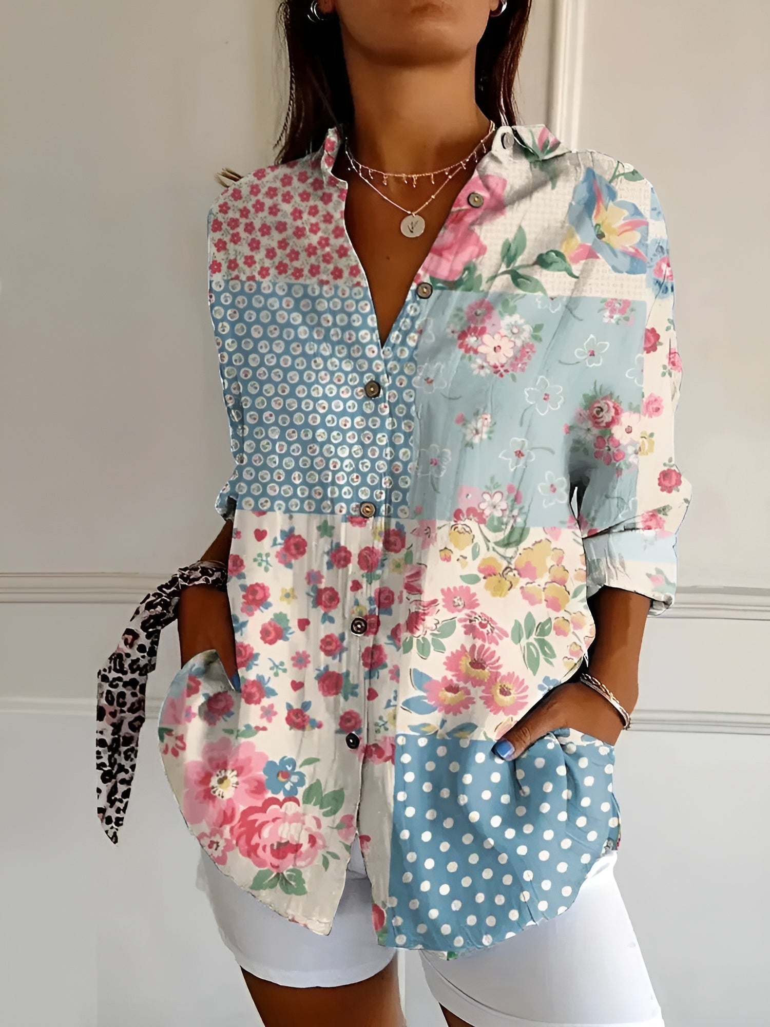 Elegant dames button-up hemd in ademend katoen, lichtblauw met bloemmotief. Geschikt voor zakelijke en casual gelegenheden.