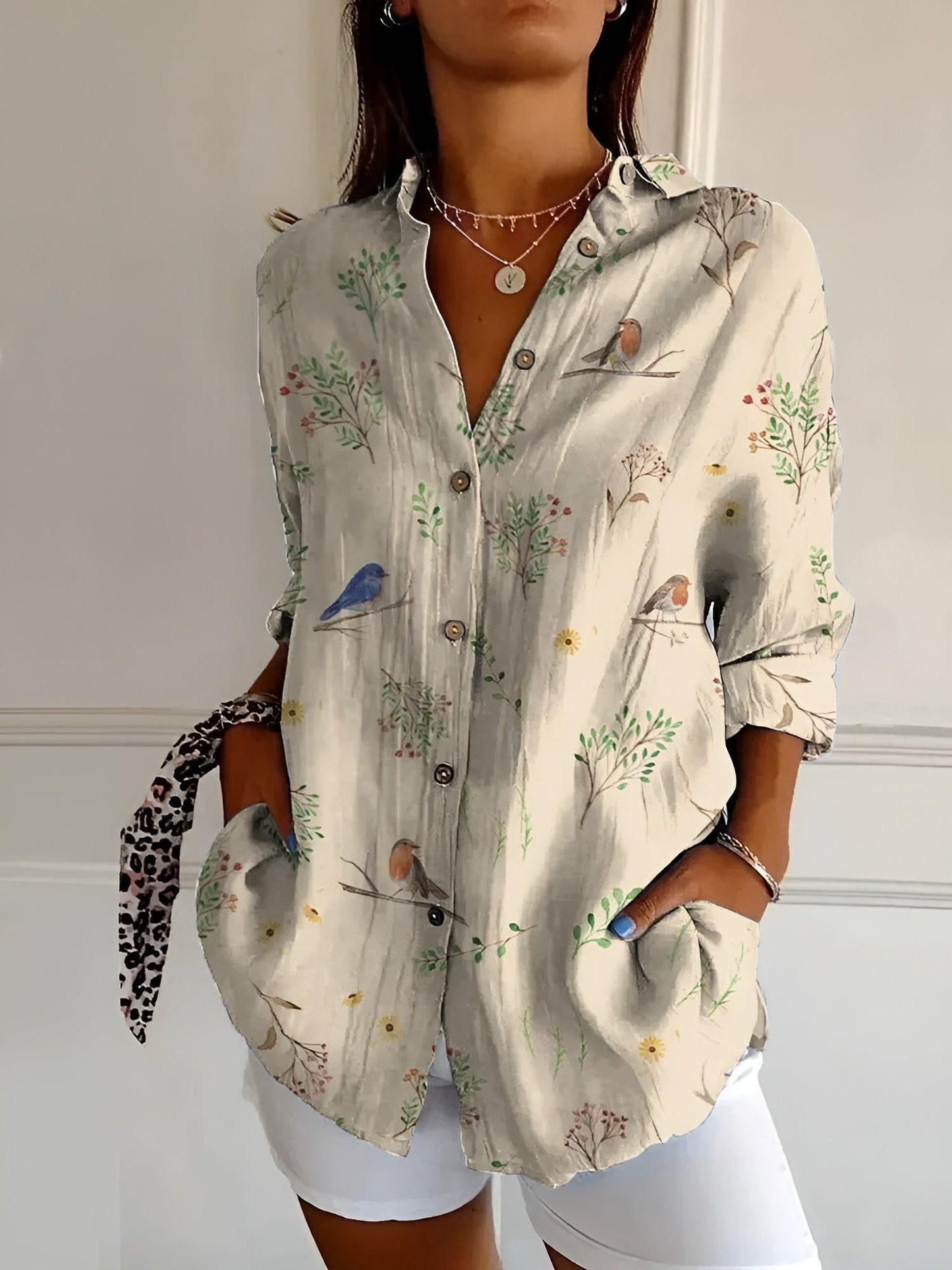 Elegant dames button-up hemd in ademend katoen, lichtblauw met bloemmotief. Geschikt voor zakelijke en casual gelegenheden.