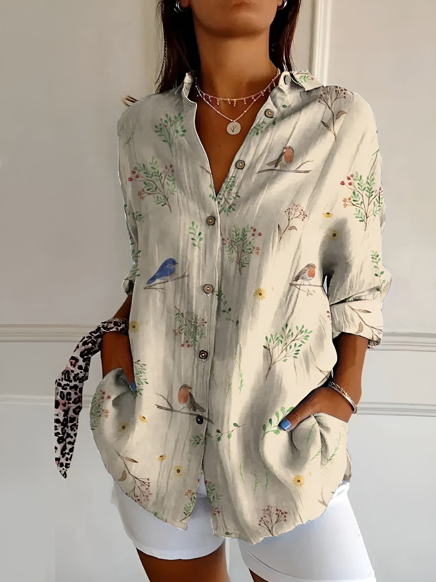 Elegant dames button-up hemd in ademend katoen, lichtblauw met bloemmotief. Geschikt voor zakelijke en casual gelegenheden.
