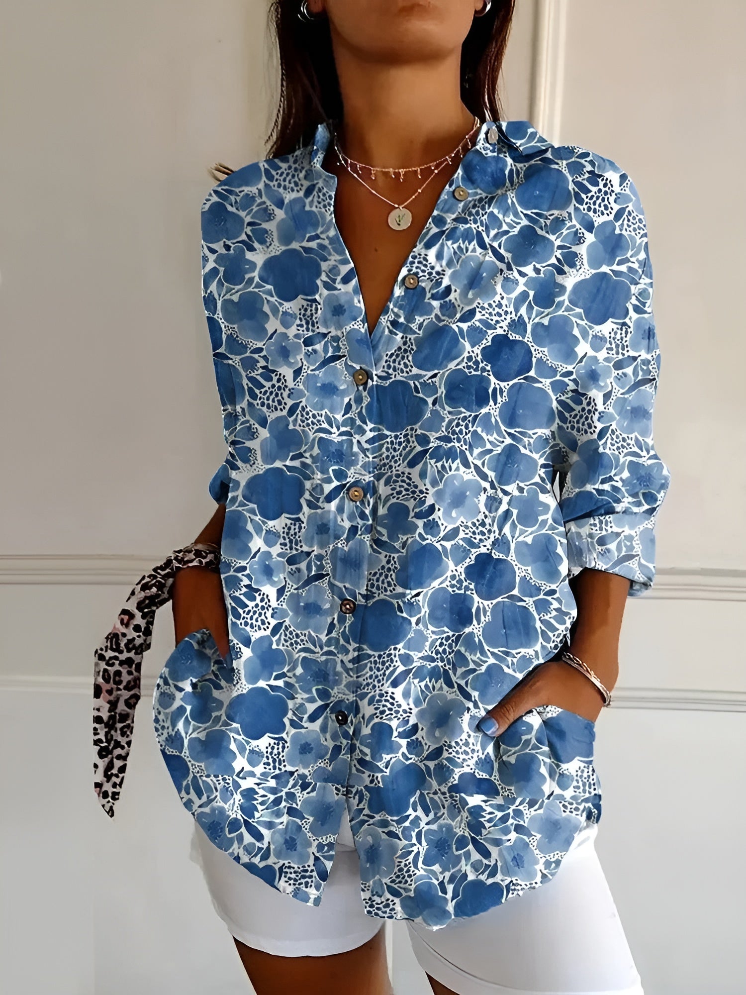 Elegant dames button-up hemd in ademend katoen, lichtblauw met bloemmotief. Geschikt voor zakelijke en casual gelegenheden.