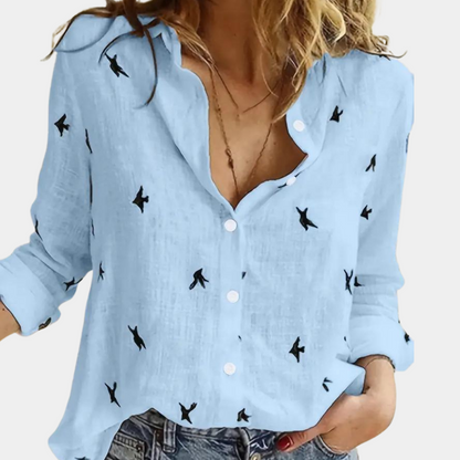 "Elegant dameshemd met lange mouwen, zwaluwprint en knoopsluiting. Perfect voor casual en zakelijke outfits."