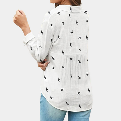 "Elegant dameshemd met lange mouwen, zwaluwprint en knoopsluiting. Perfect voor casual en zakelijke outfits."