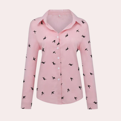 "Elegant dameshemd met lange mouwen, zwaluwprint en knoopsluiting. Perfect voor casual en zakelijke outfits."