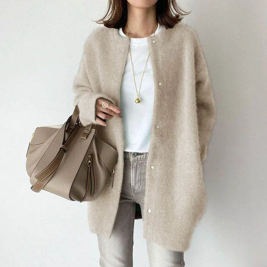 "Elegant damesvest, fijn gebreid in beige voor stijlvolle en comfortabele looks, ideaal voor elk seizoen."