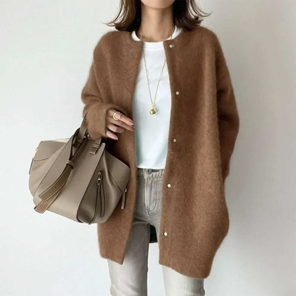 "Elegant damesvest, fijn gebreid in beige voor stijlvolle en comfortabele looks, ideaal voor elk seizoen."