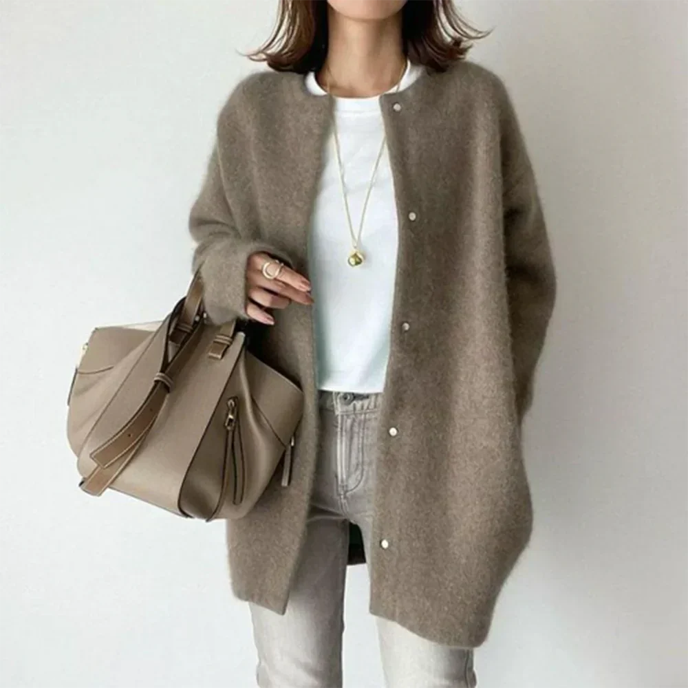 "Elegant damesvest, fijn gebreid in beige voor stijlvolle en comfortabele looks, ideaal voor elk seizoen."