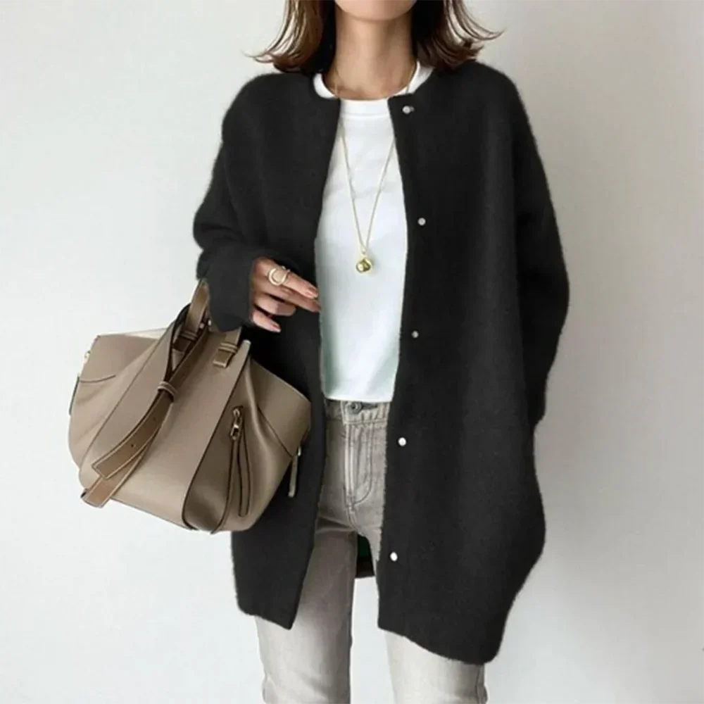 "Elegant damesvest, fijn gebreid in beige voor stijlvolle en comfortabele looks, ideaal voor elk seizoen."