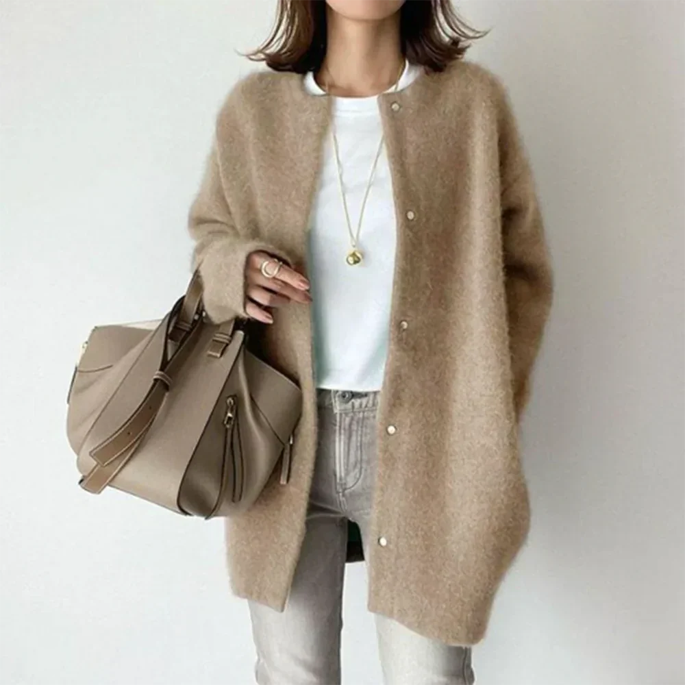 "Elegant damesvest, fijn gebreid in beige voor stijlvolle en comfortabele looks, ideaal voor elk seizoen."