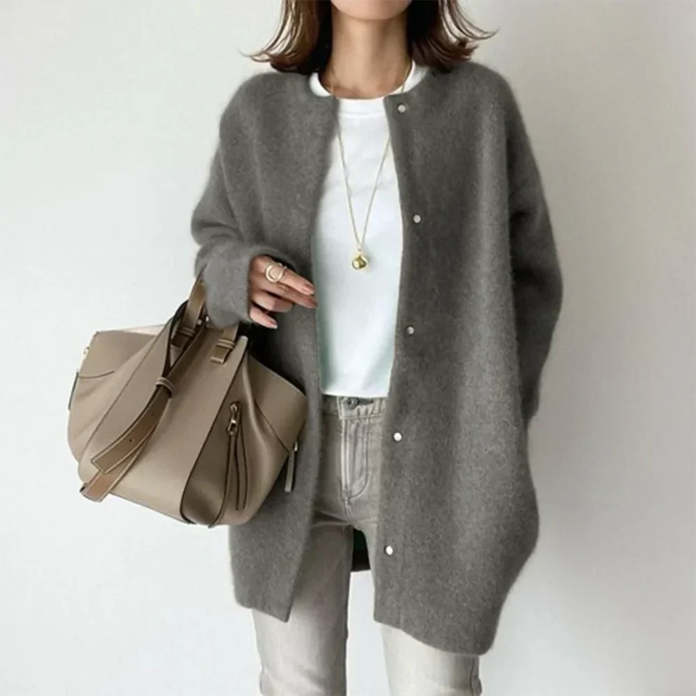 "Elegant damesvest, fijn gebreid in beige voor stijlvolle en comfortabele looks, ideaal voor elk seizoen."