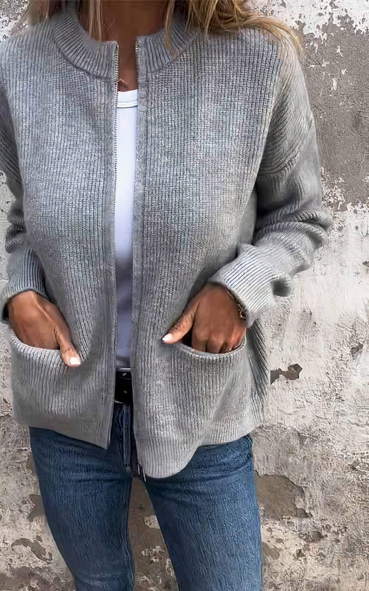"Elegant damesvest in zachte stof, lichtbruin van kleur, comfortabel en veelzijdig voor dagelijks en formeel gebruik."