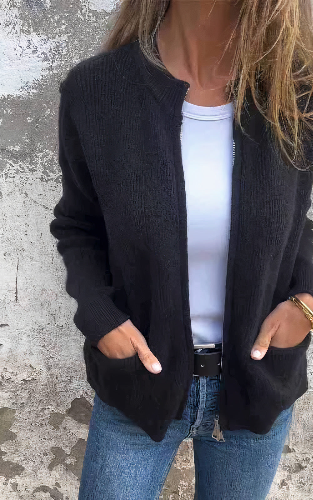 "Elegant damesvest in zachte stof, lichtbruin van kleur, comfortabel en veelzijdig voor dagelijks en formeel gebruik."