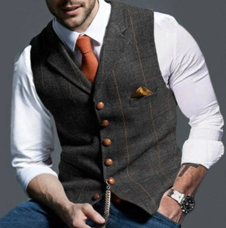 "Elegant donkergrijs herengilet van tweedstof, klassiek en veelzijdig, ideaal voor zowel formele als casual gelegenheden."
