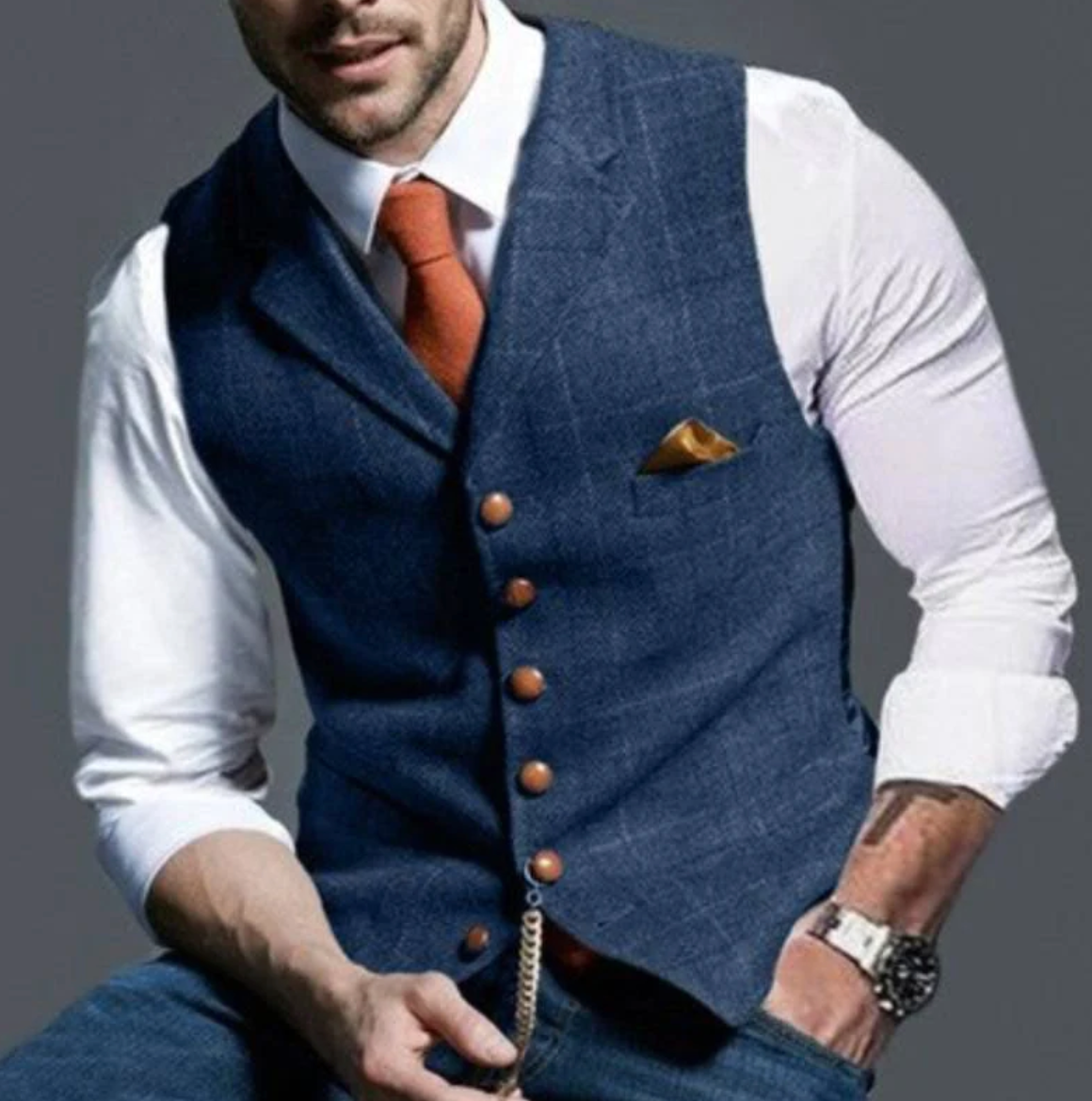 "Elegant donkergrijs herengilet van tweedstof, klassiek en veelzijdig, ideaal voor zowel formele als casual gelegenheden."