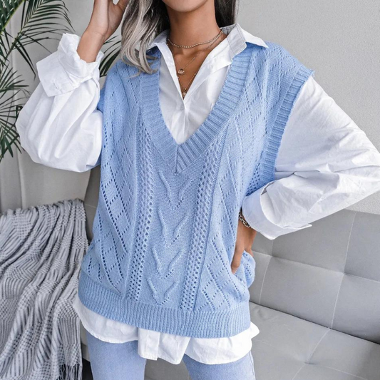 "Elegant kabelgebreid V-hals vest zonder mouwen voor vrouwen, verkrijgbaar in abrikoos, blauw en grijs."