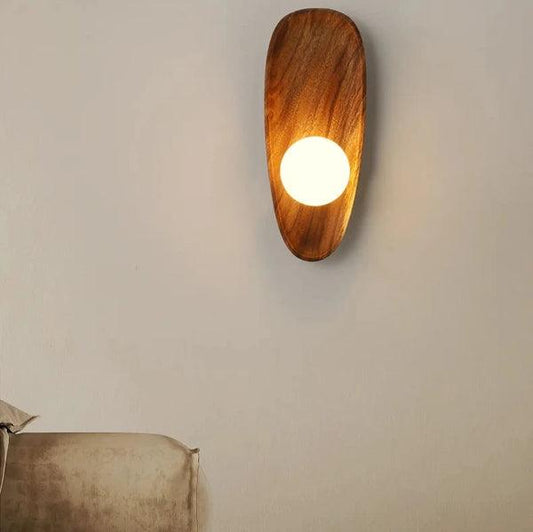 Elegant ontworpen wandlamp van natuurlijk hout, LED-verlichting, geeft een warme uitstraling in moderne of klassieke interieu