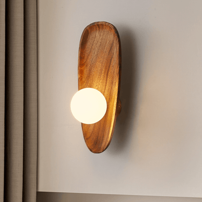 Elegant ontworpen wandlamp van natuurlijk hout, LED-verlichting, geeft een warme uitstraling in moderne of klassieke interieu