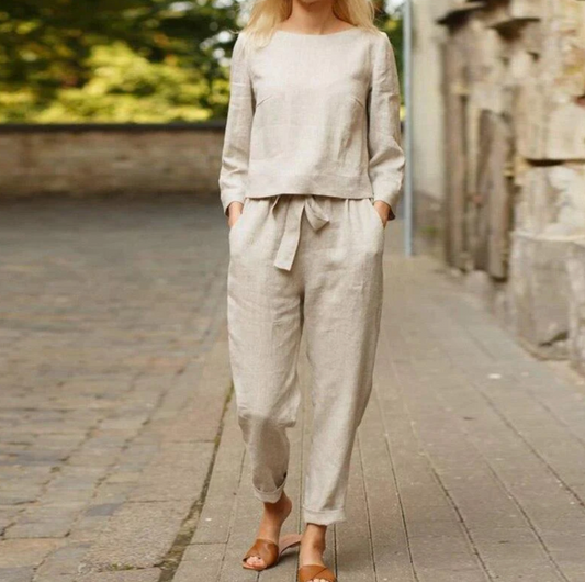 "Elegant tweedelig linnen zomerset dames in neutrale kleuren, ademend materiaal, met lange top en bijpassende pantalon."