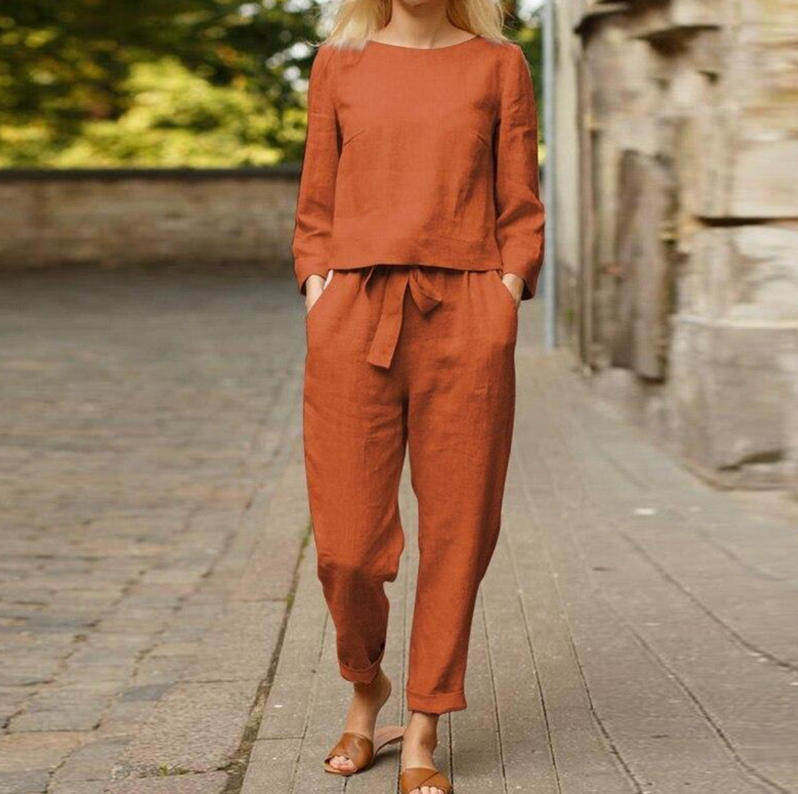 "Elegant tweedelig linnen zomerset dames in neutrale kleuren, ademend materiaal, met lange top en bijpassende pantalon."