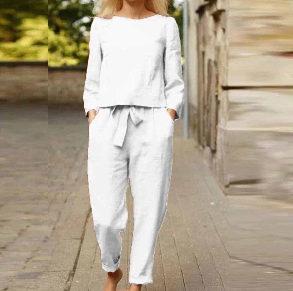 "Elegant tweedelig linnen zomerset dames in neutrale kleuren, ademend materiaal, met lange top en bijpassende pantalon."